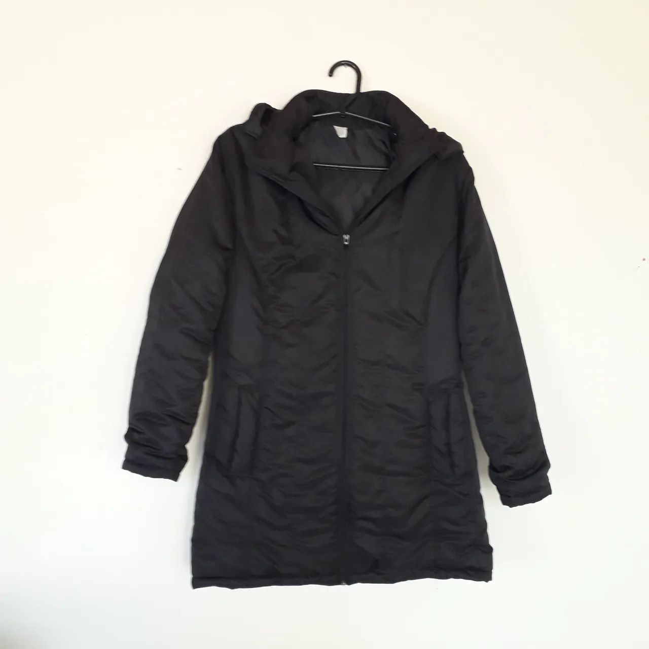 Casaco feminino longo com capuz 