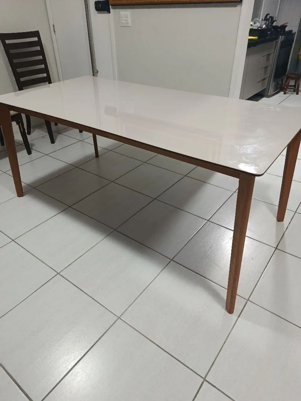 Mesa 180x90, tampo laca e base madeira maciça..