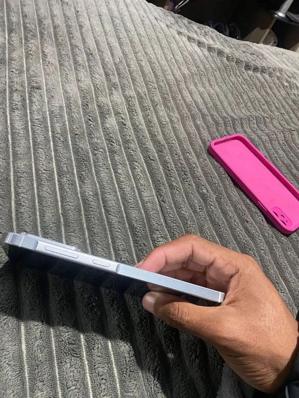 Celular galaxy 56  resistente a água só com um trinquinho atrás 