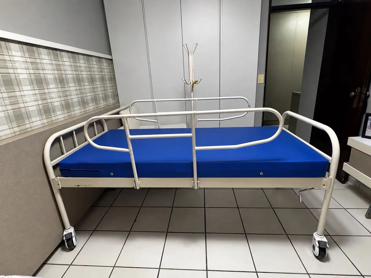 Cama Hospitalar com colchão + grades 