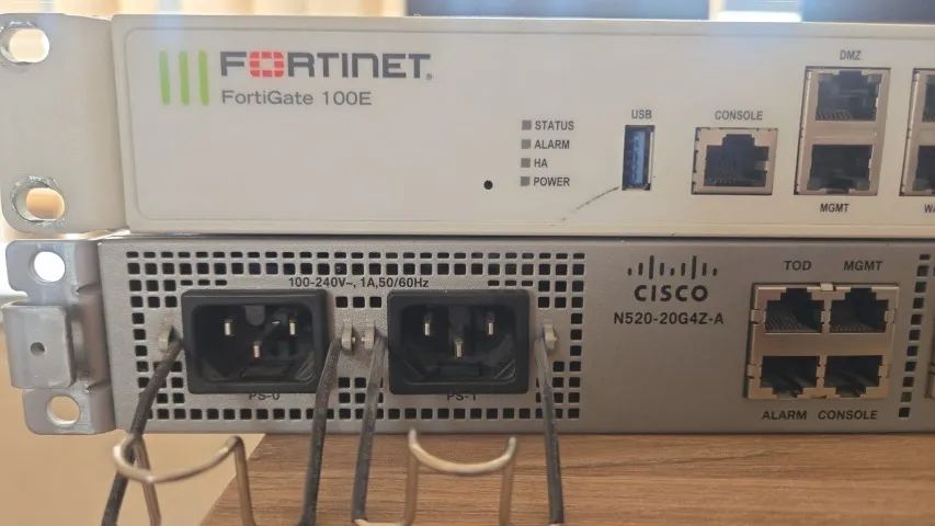 Kit Infraestrutura de Rede Premium: Roteador e Switch Cisco + Firewall Fortinet + Rack - Foto 2