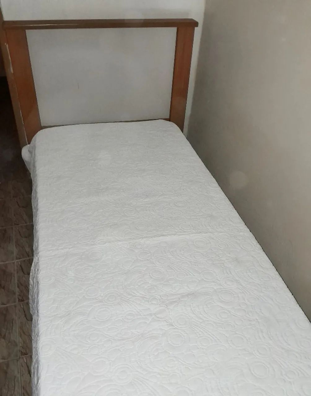 Cama de Solteiro marrom e bege
