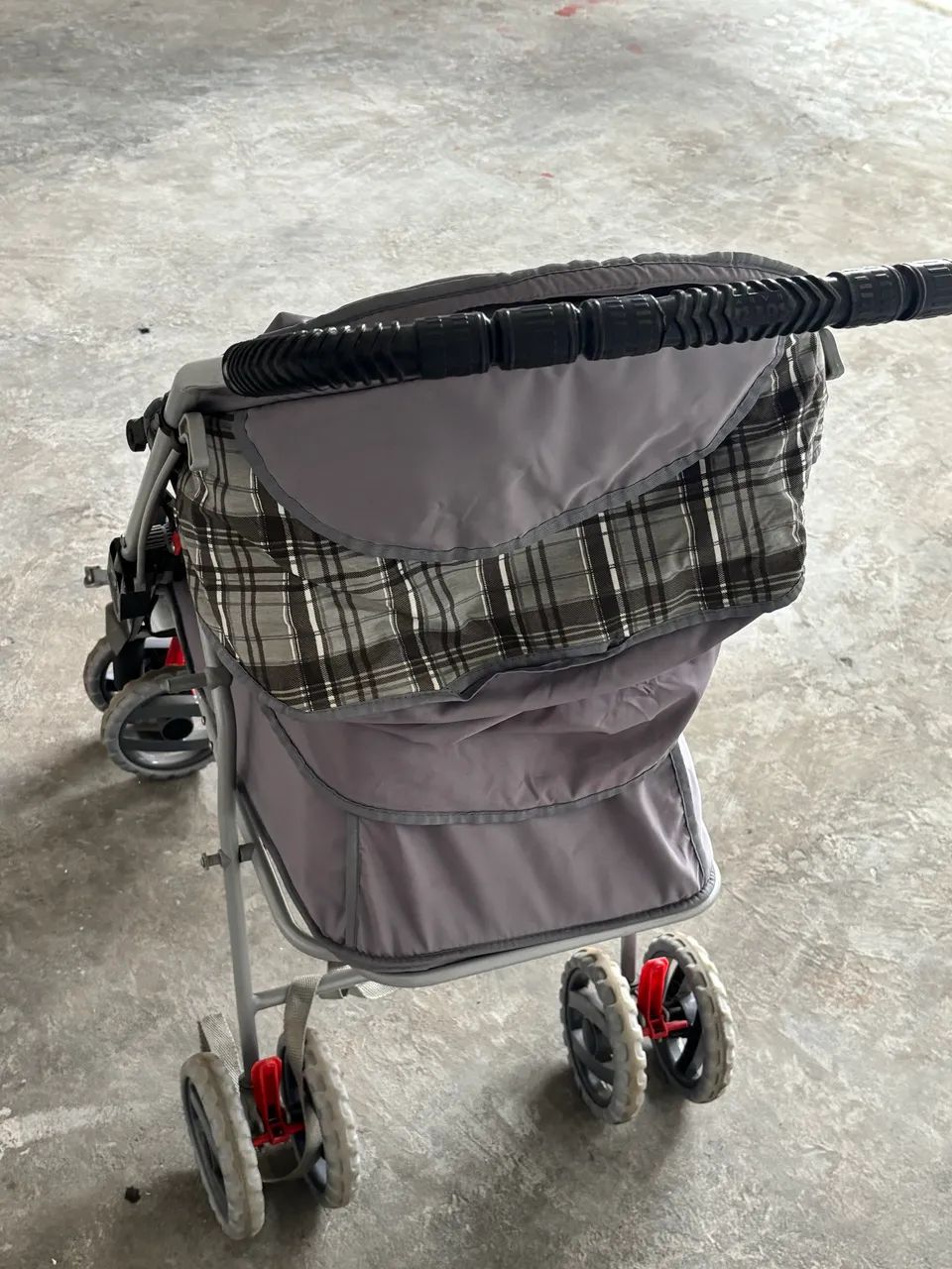 Carrinho de bebê - Usado porém em ótimo estado  - Foto 2