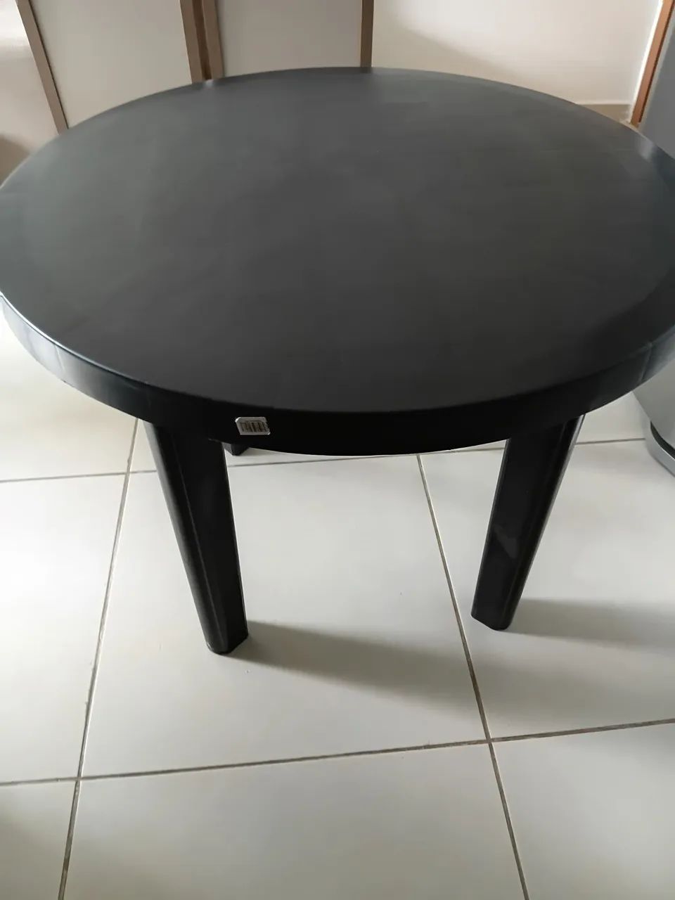 Uma mesa redonda, com 4 cadeiras. Em perfeito estado de uso! - Foto 2
