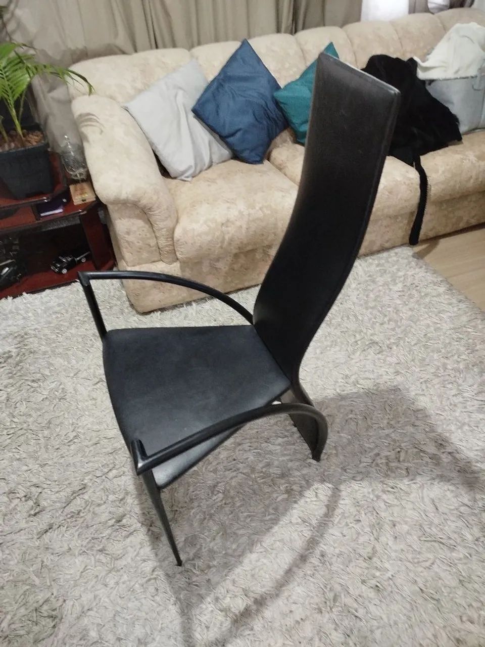 Vendo Cadeira estilosa em couro e metal - Foto 2