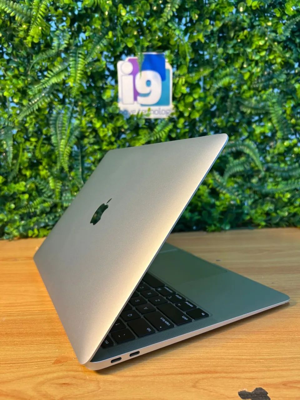 MacBook Air 2020 Intel Core i5 Dual Core 16GB RAM 256GB SSD 98