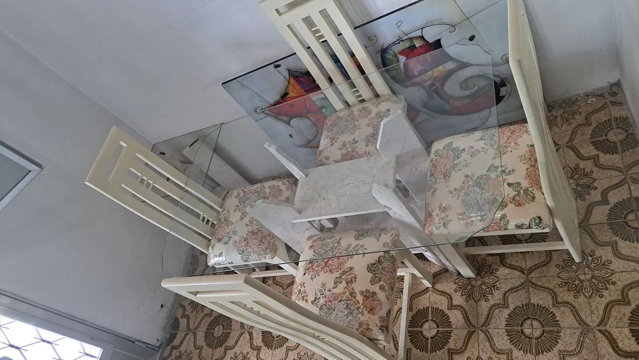 Mesa com cadeiras