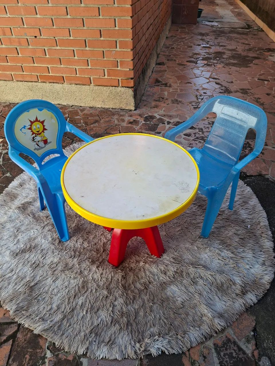 Mesinha infantil com 2 cadeiras