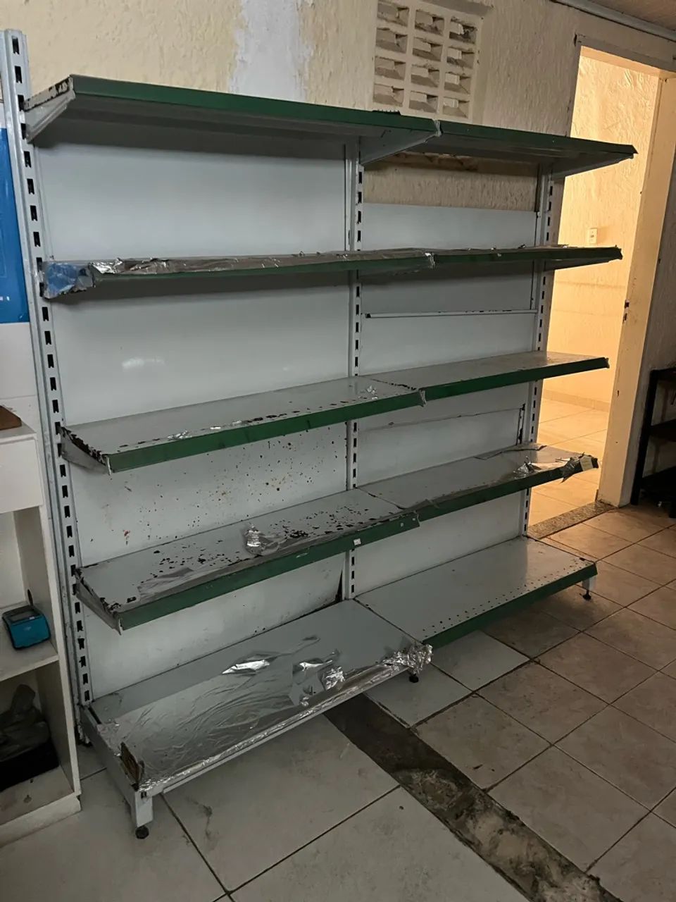 Prateleiras e Gandolas para mercados 