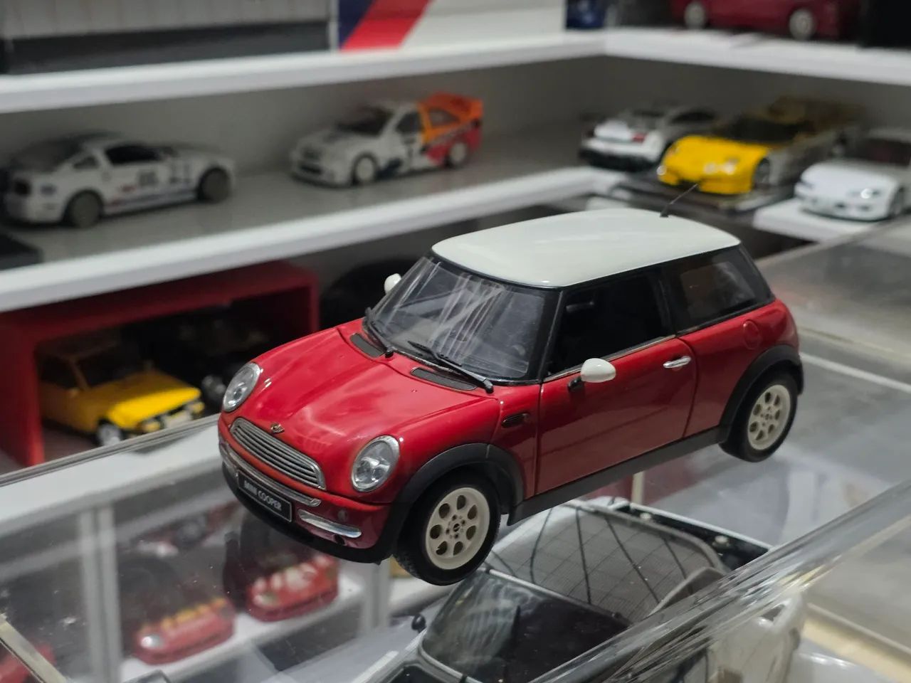 Miniatura 1:18 autoart mini cooper vermelho - Hobbies e coleções