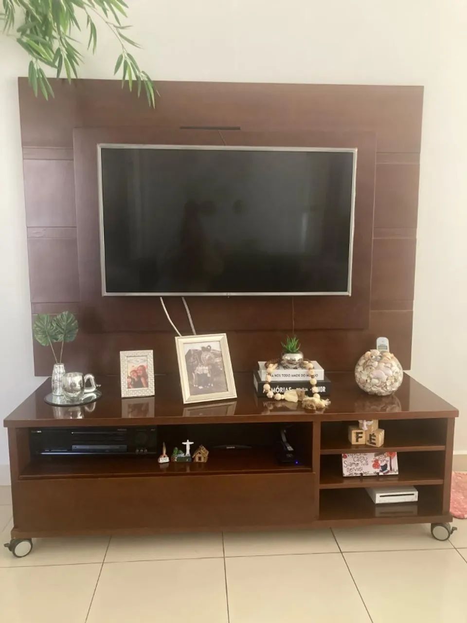 Rack + painel em madeira maciça 