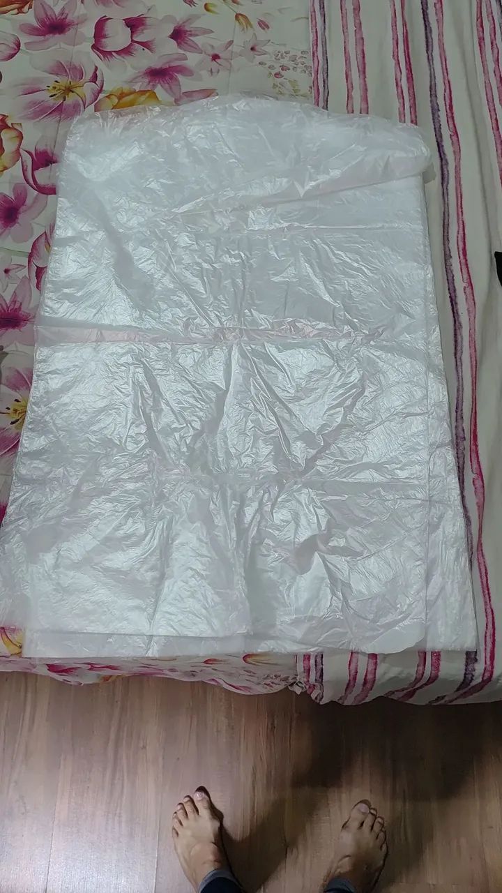 Capas de plástico para roupas no cabide 