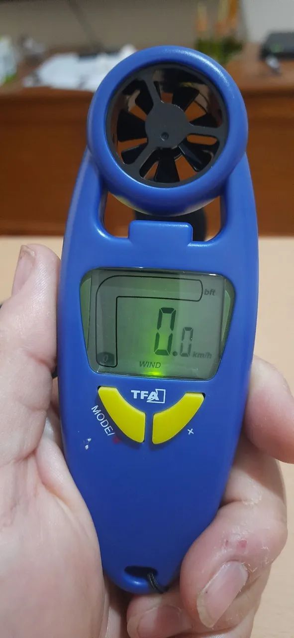 Anemometro com escala e termometro digital com iluminação 