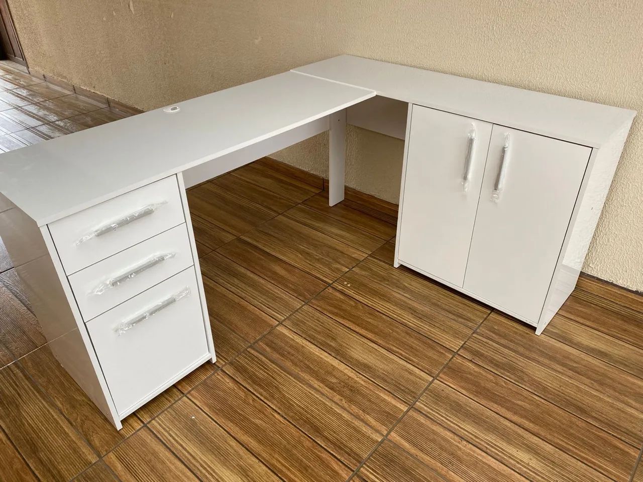 L-shaped computer desk – available for delivery today