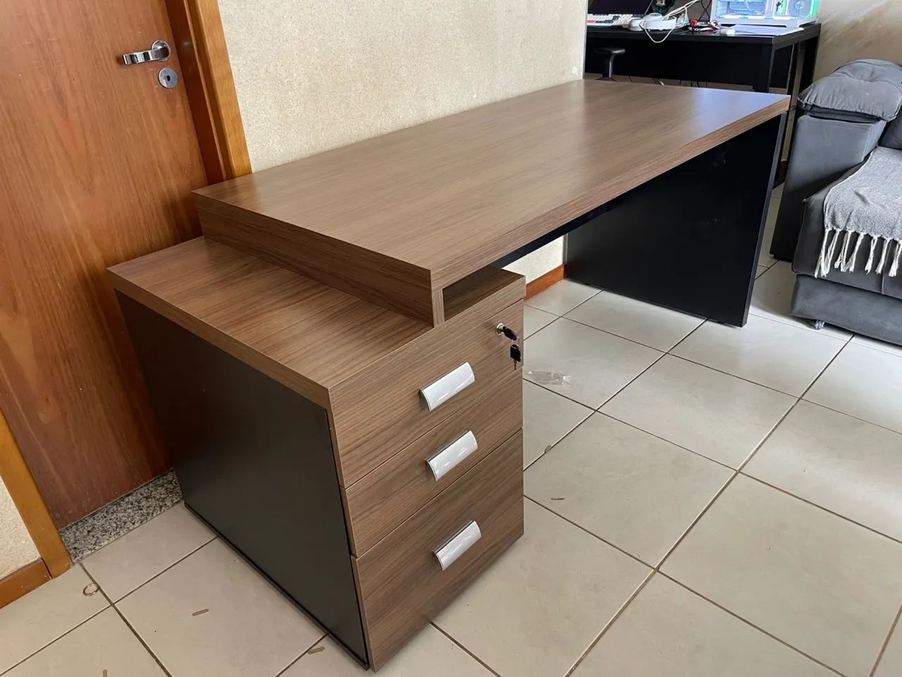 MESA DE ESCRITORIO COM GAVETEIRO NOG LOJA IKONOFFICE  - Foto 3