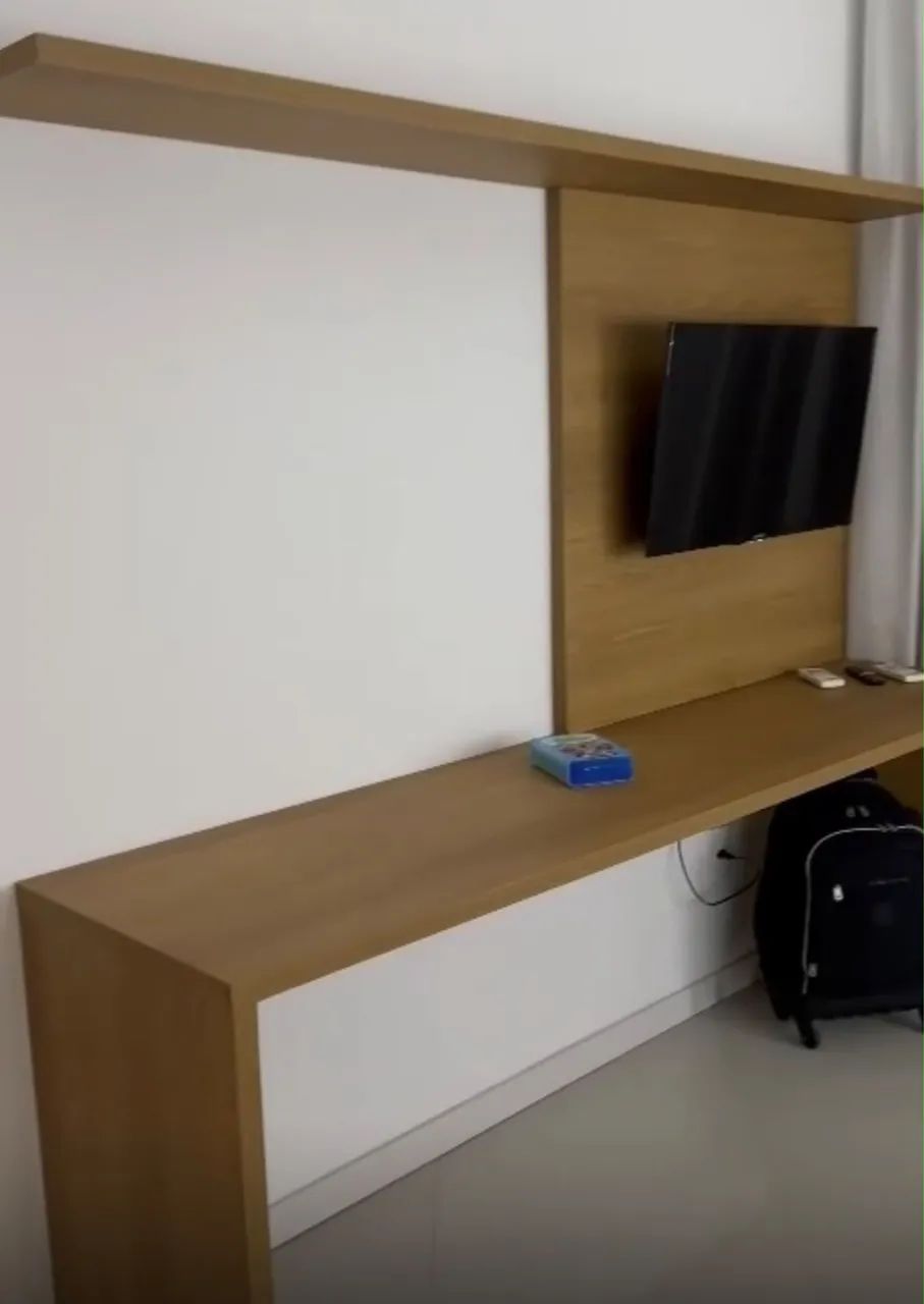 Bancada com Painel de TV e Prateleira em MDF