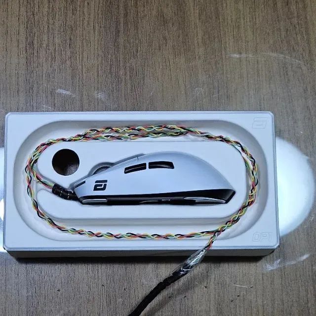 Mouse OP1 8K V2 Branco, com cabo modificado