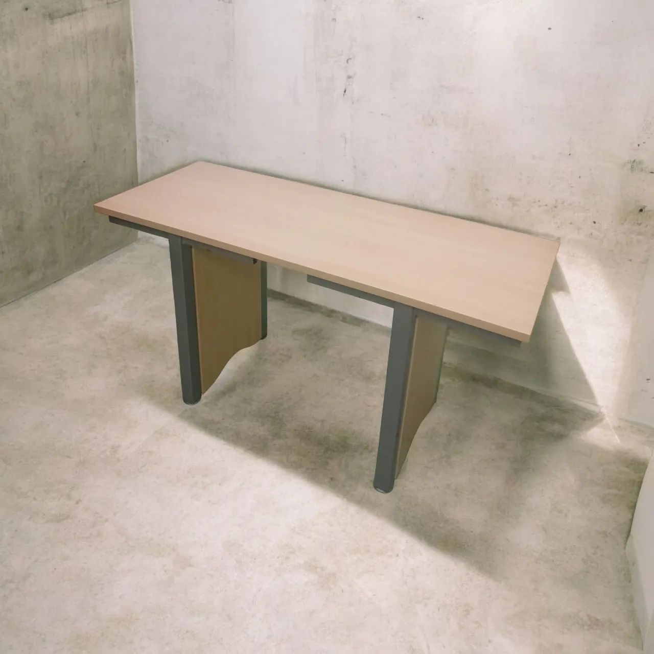 Mesa de madeira com base de ferro65115993236483120