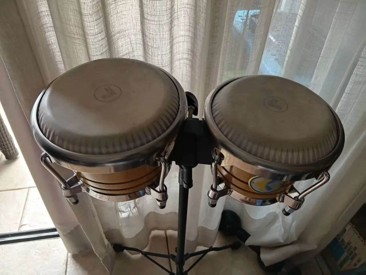 Bongô com pedestral