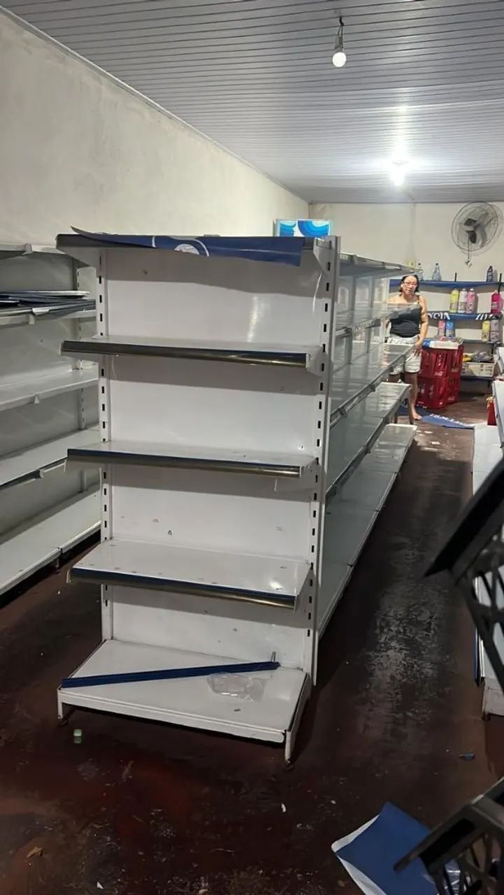 Vende-se  gôndolas