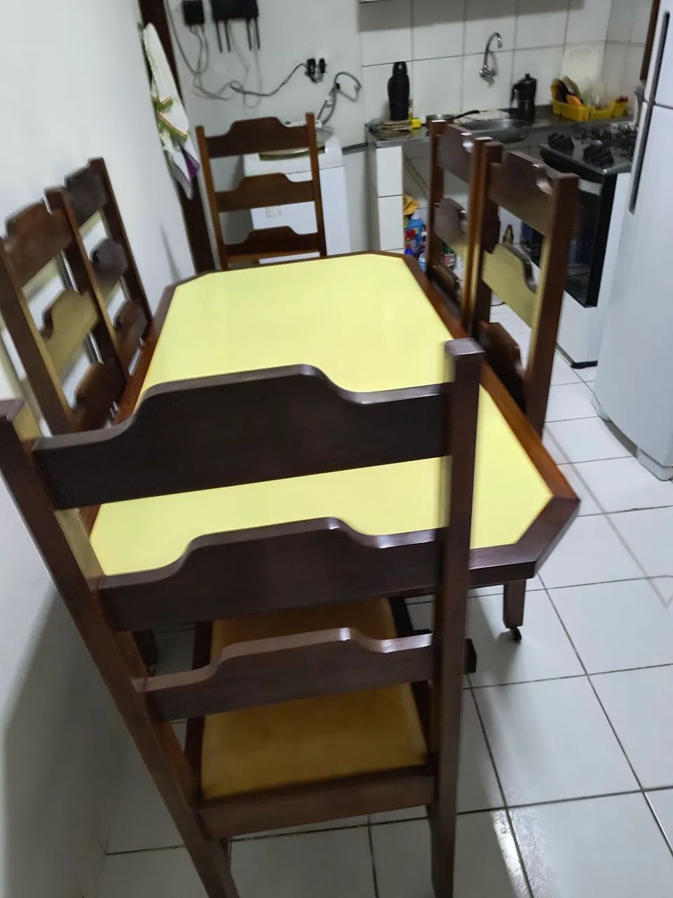 Mesa de jantar toda em madeira maciça ipê com 6 cadeiras com assento acolchoado e rodizios - Foto 4