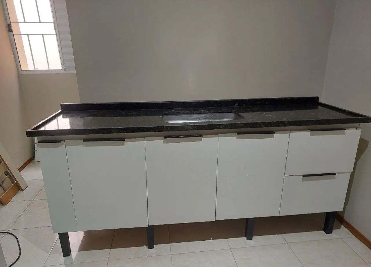 Pia de granito com gabinete de cozinha 2m