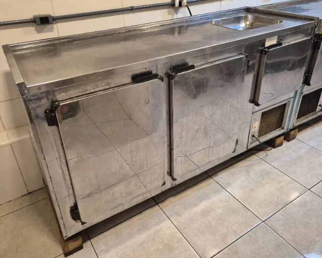 2 Frigoríficos e 1 Pia em Inox para Bar e Restaurante