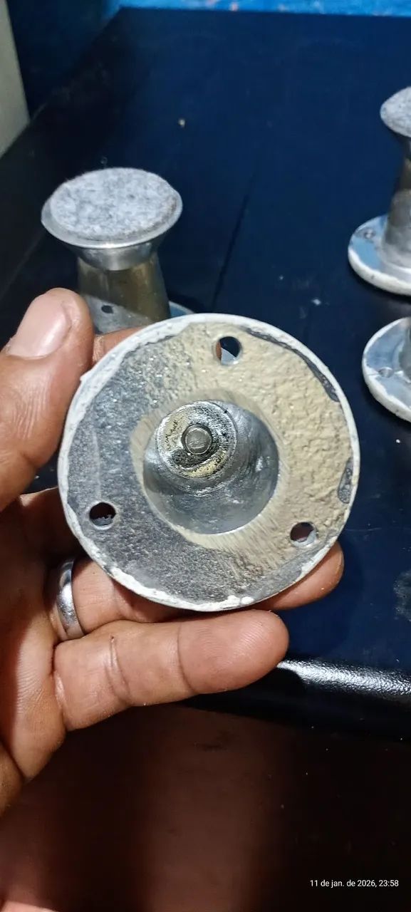 Pés para móveis sofá cômoda etc... Em alumínio com regulagem de altura.  - Foto 3