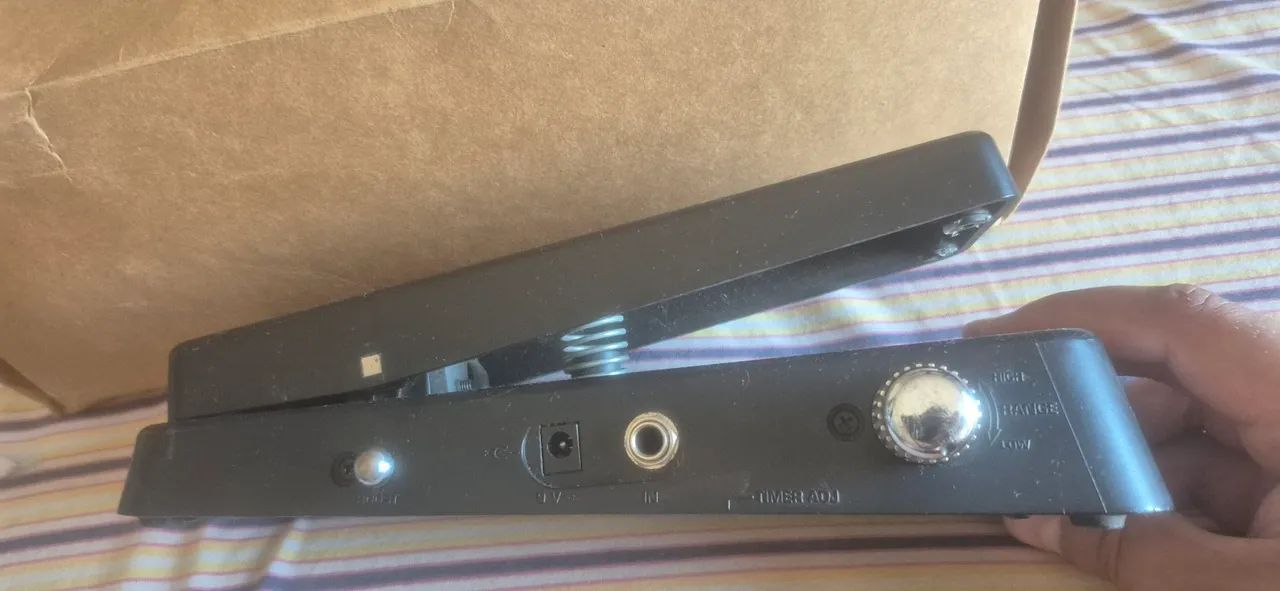 Pedal Behringer Hellbabe HB01 Wah Wah - Foto 4