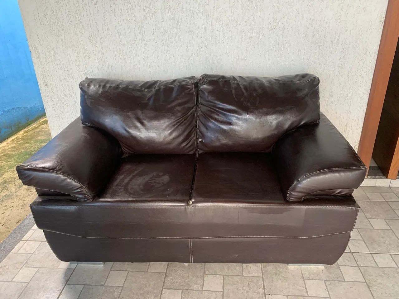 Sofá em couro legítimo 