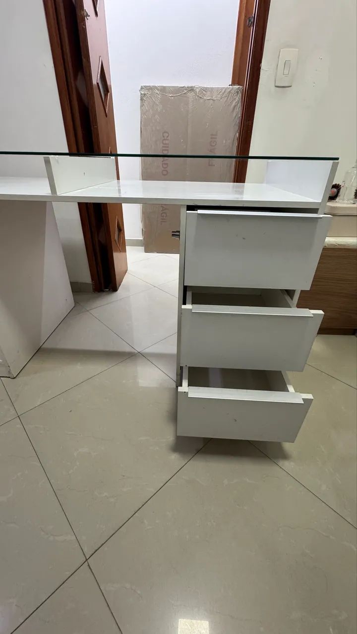 Mesa de escrito com tampa de vidro e gaveteiro - Foto 3