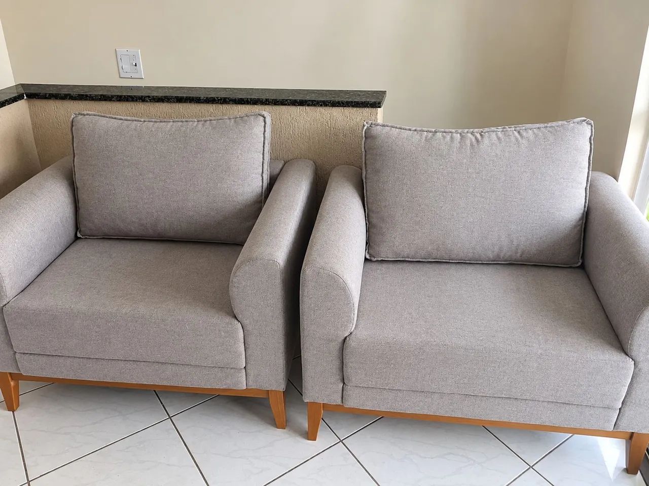 VENDO CONJUNTO DE SOFÁ E POLTRONAS DE LINHO - Foto 2
