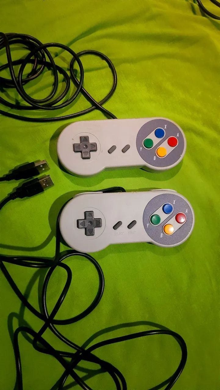 Dois controles retrô USB funcionando 