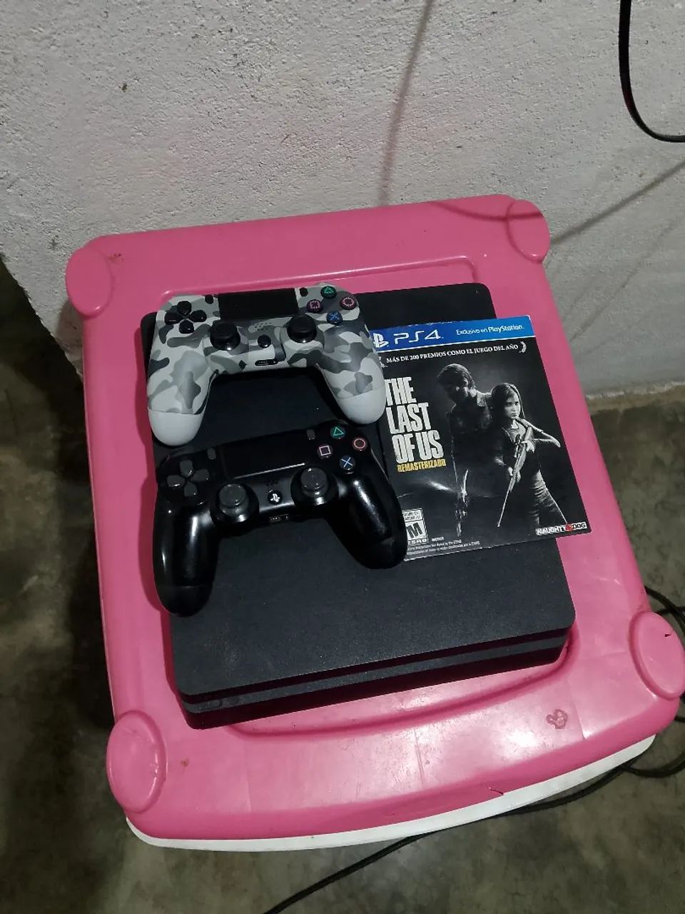 Ps4 slim 1TB 2 controles 2 jogos 