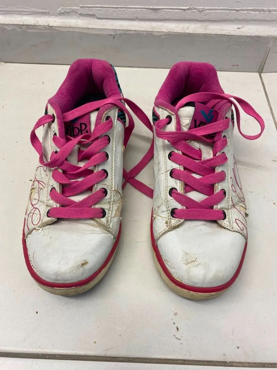 Tênis VIBE branco com rosa - Foto 4