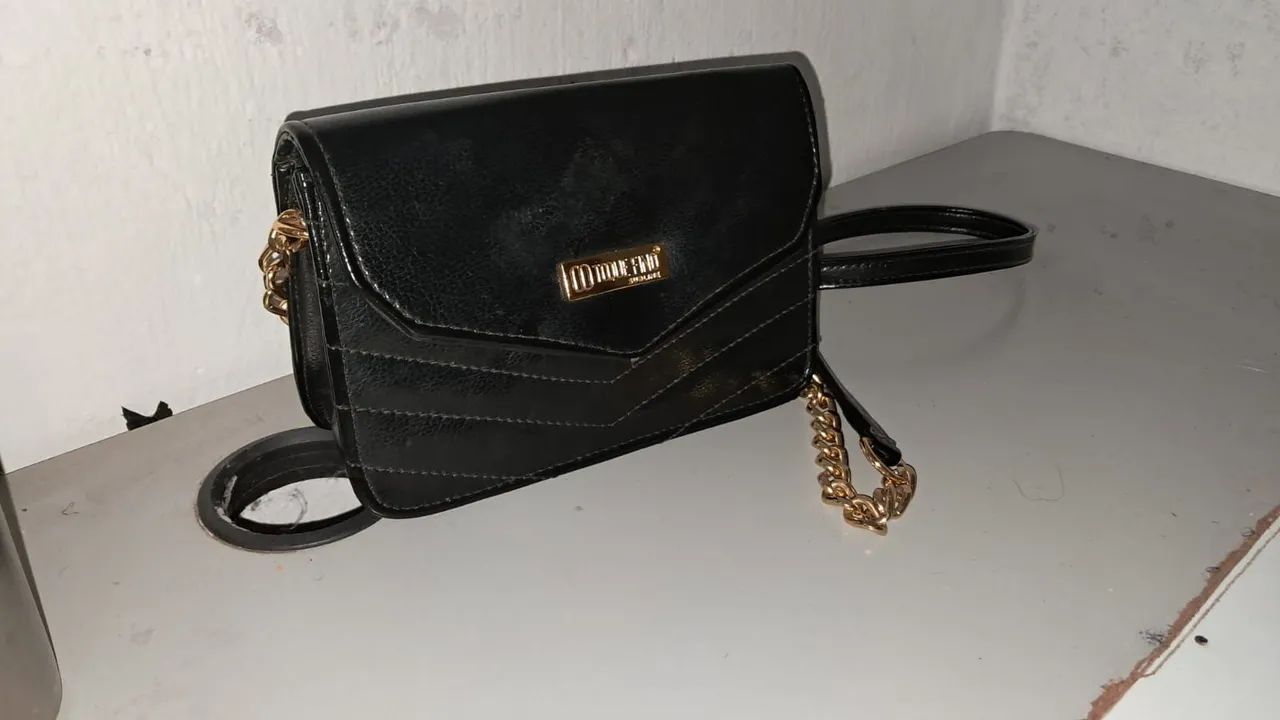 bolsa preta com alça em corrente dourada  - Foto 4