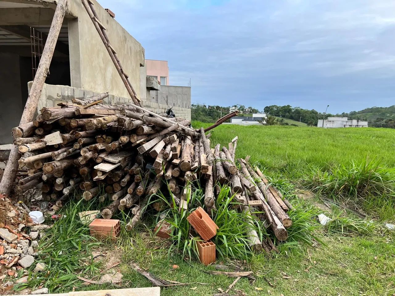 ESCORAS/CONSTRUÇÃO 