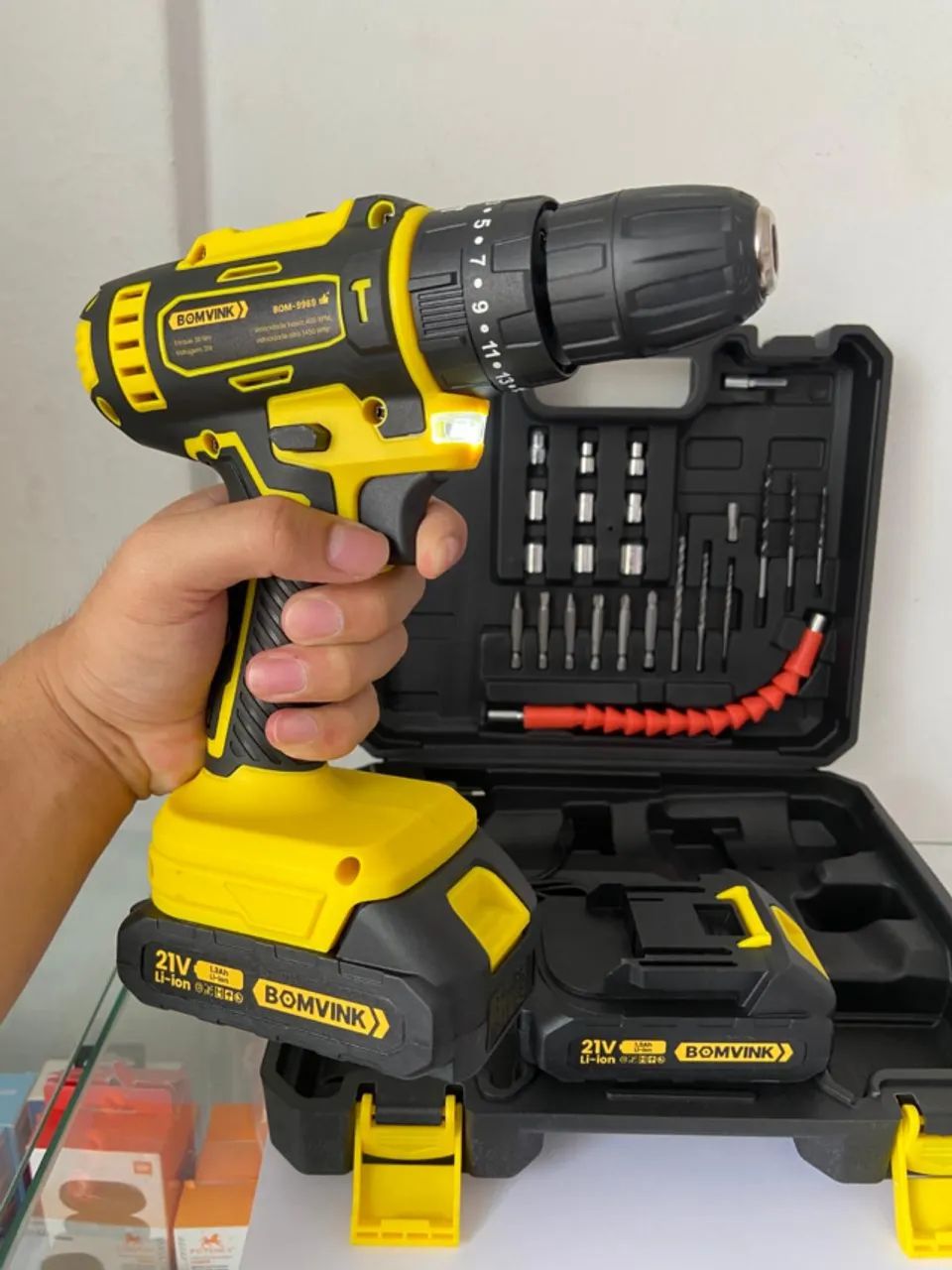 Parafusadeira Furadeira sem Fio + 2 Baterias 21V 1.3 Ah + Carregador - BOM-9969 BomVink an