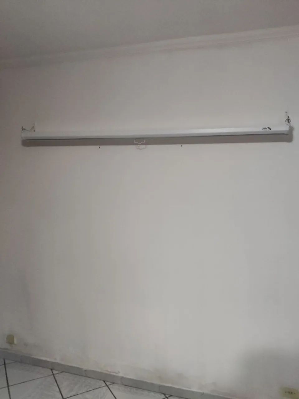 Tela de projeção 100 polegadas retrátil.