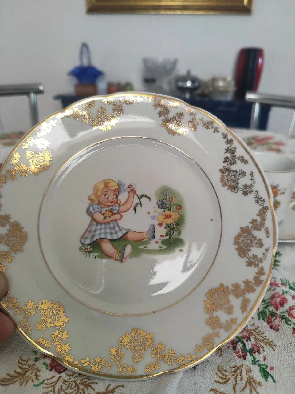 Jogo Louça com 3 Xícaras e 2 pratos um sobremesa e um de chá Porcelana real