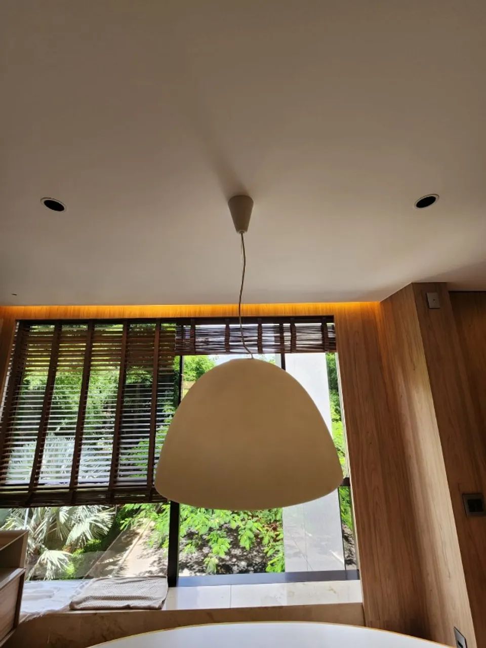 Luminária pendente de teto branço, Modelo Bossa S da lumini