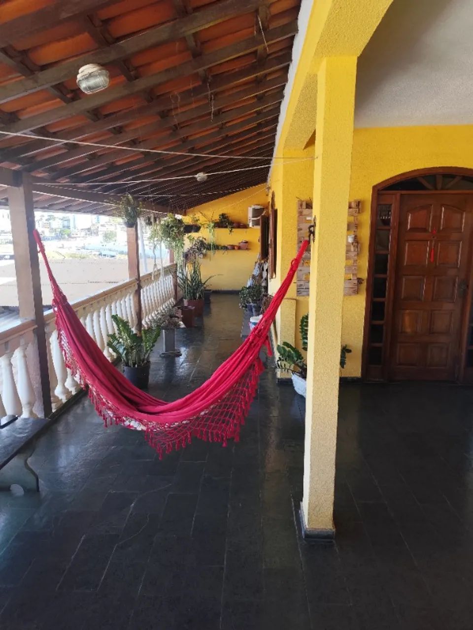 CASA AMPLA COM ENTRADA INDEPENDENTE E VARANDA NO PRIMEIRO DE MAIO