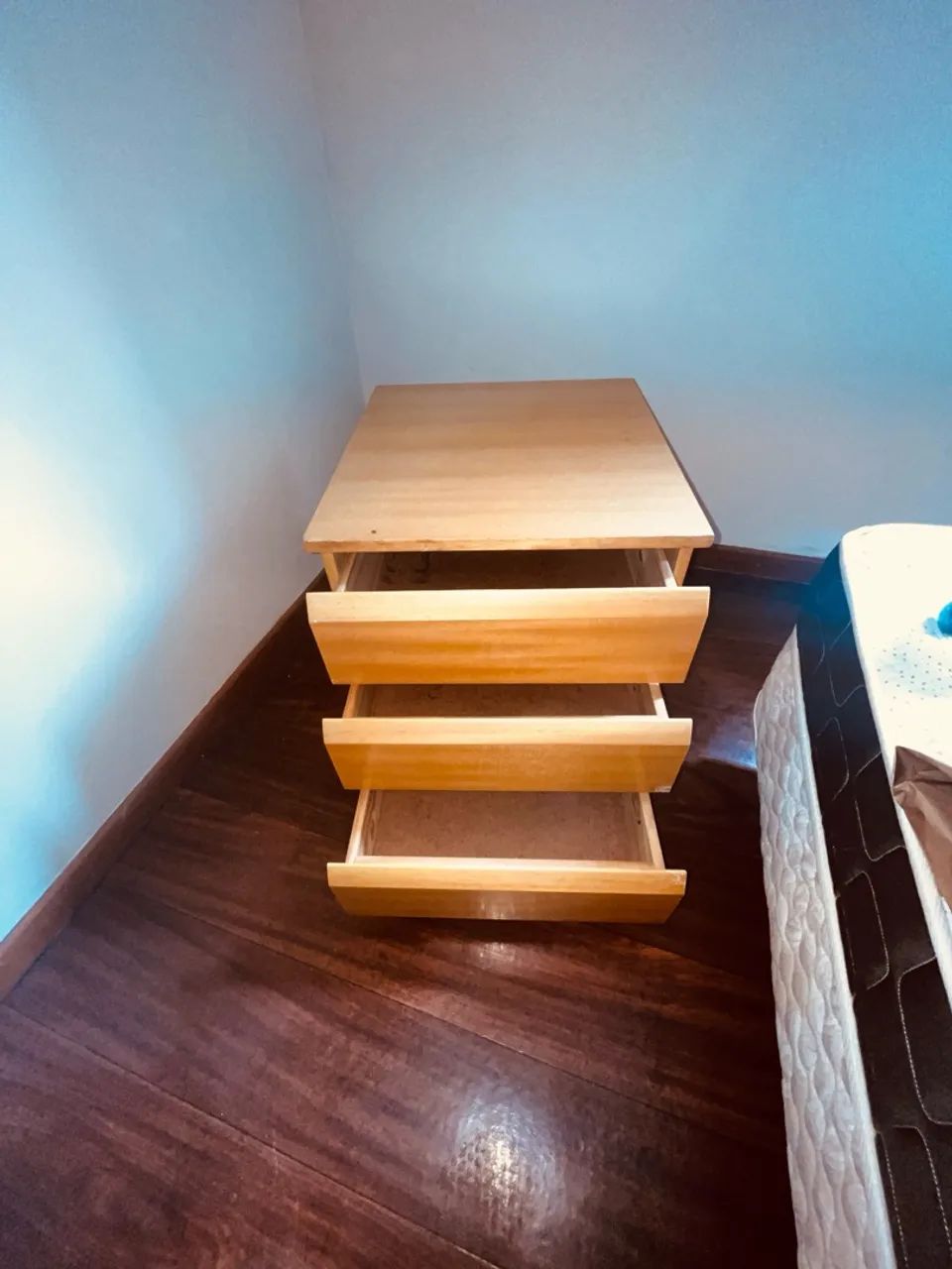 Cama box , colchão comum espuma e mesinha 3 gavetas - Foto 4