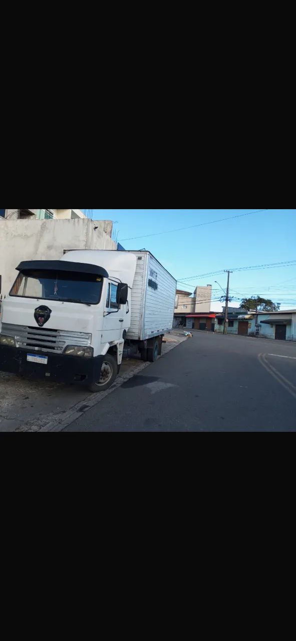 Caminhão baú 