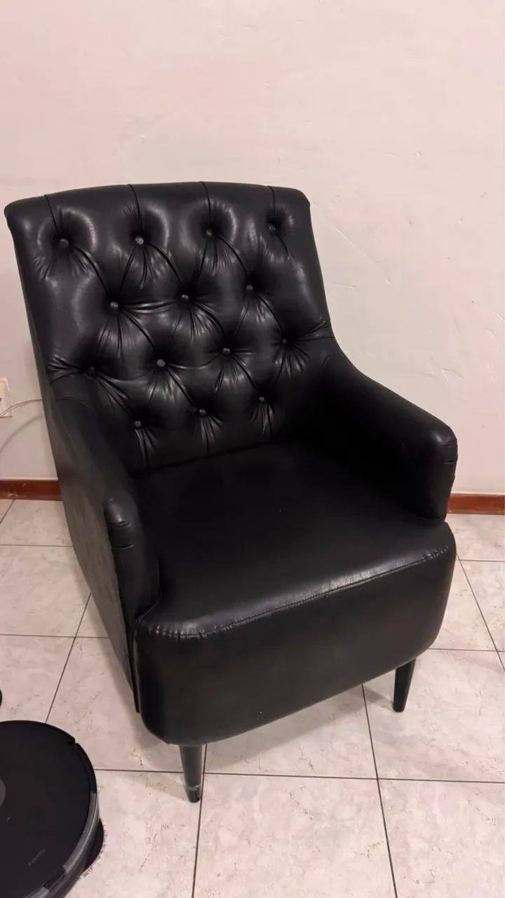 Poltronas poltrona acabamento em capitonê no encosto. - Foto 4