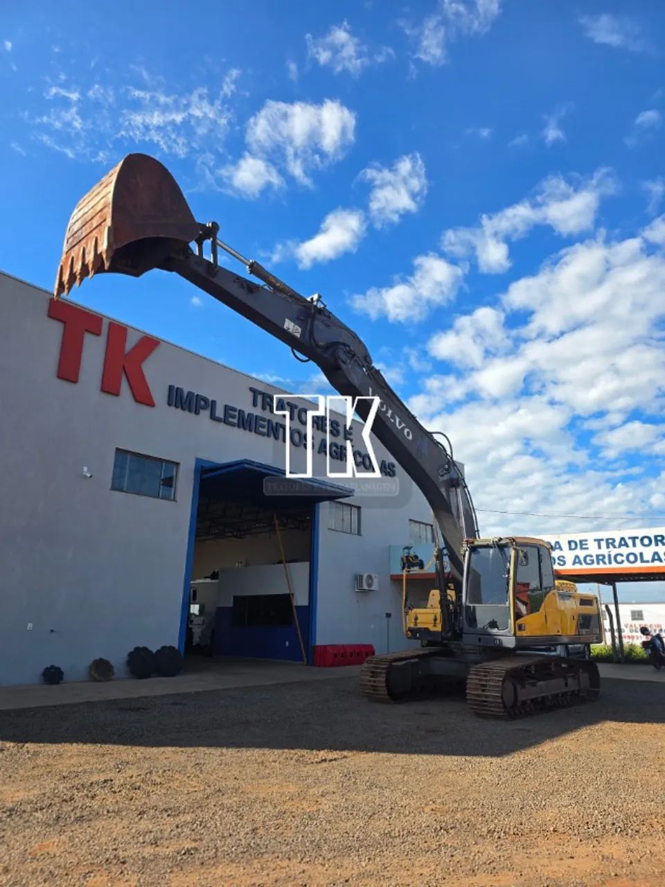cod. 1448 ESCAVADEIRA HIDRÁULICA VOLVO EC 220 D 2015 - Tk Tratores Nova Andradina-MS - Foto 3