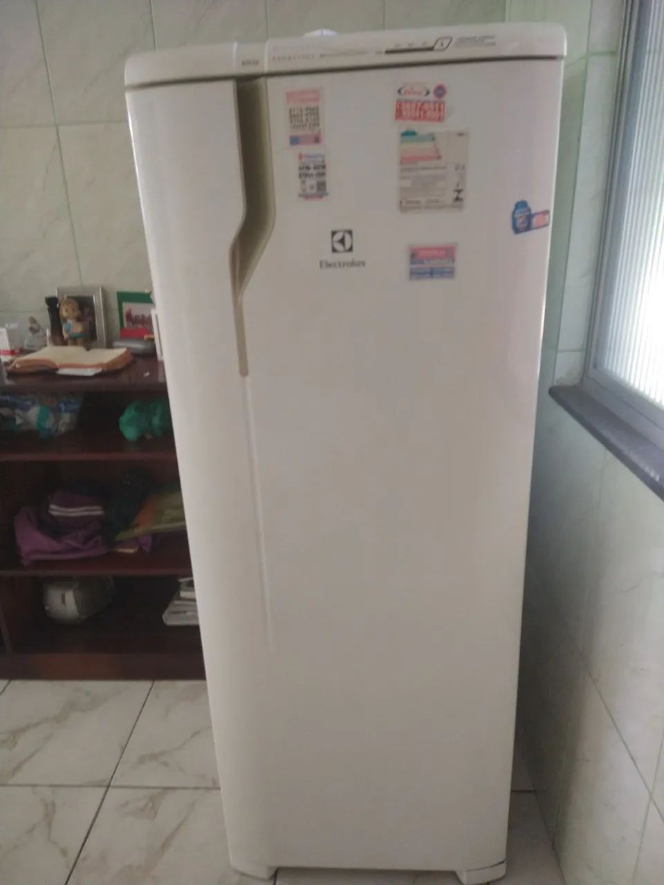 Geladeira Frost Free Eletrolux com pequeno defeito trocar o capacitor.