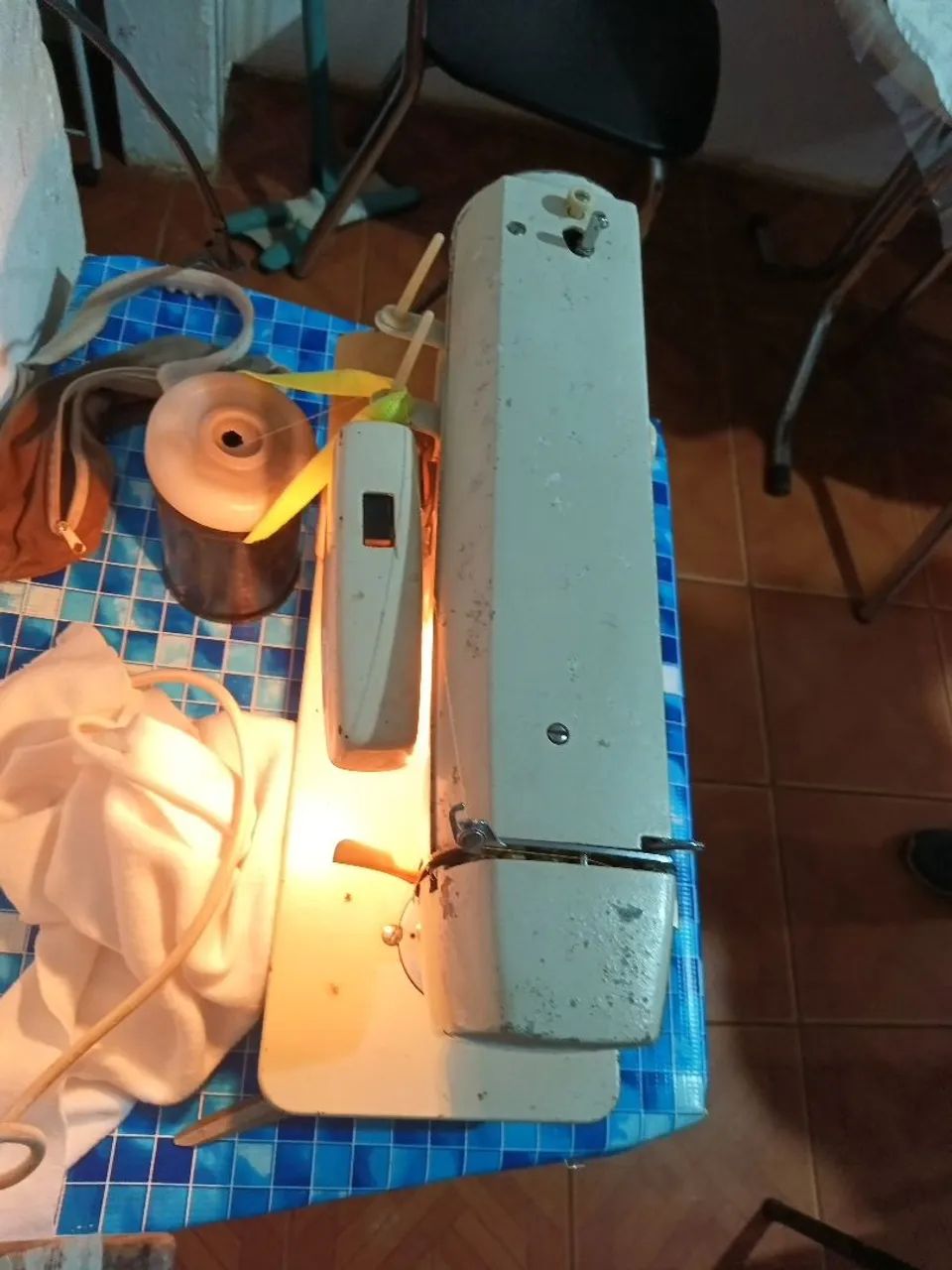 MÁQUINA DE CUSTURA C/ MOTOR 127V - Foto 3