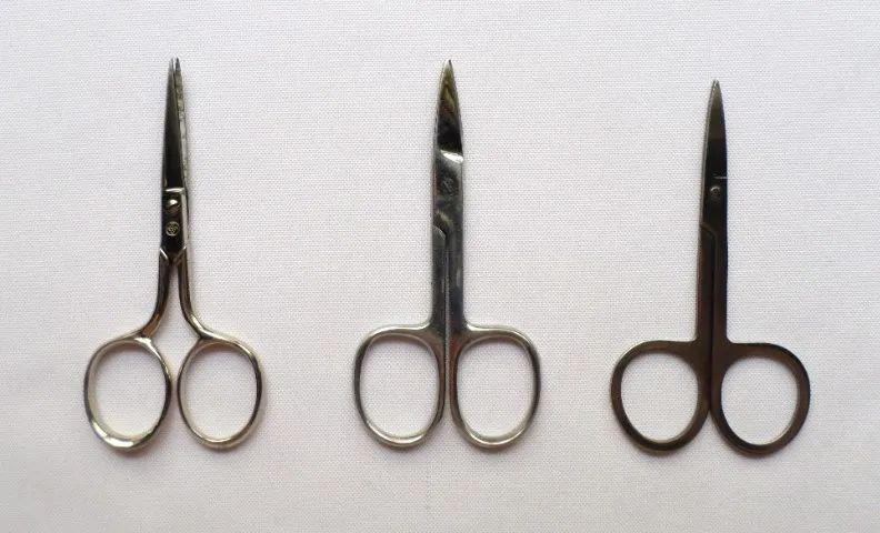 Kit c/ 3 Tesouras Pequenas (9cm) Multiuso em Metal c/ Marcas Variadas - Usadas - Foto 3