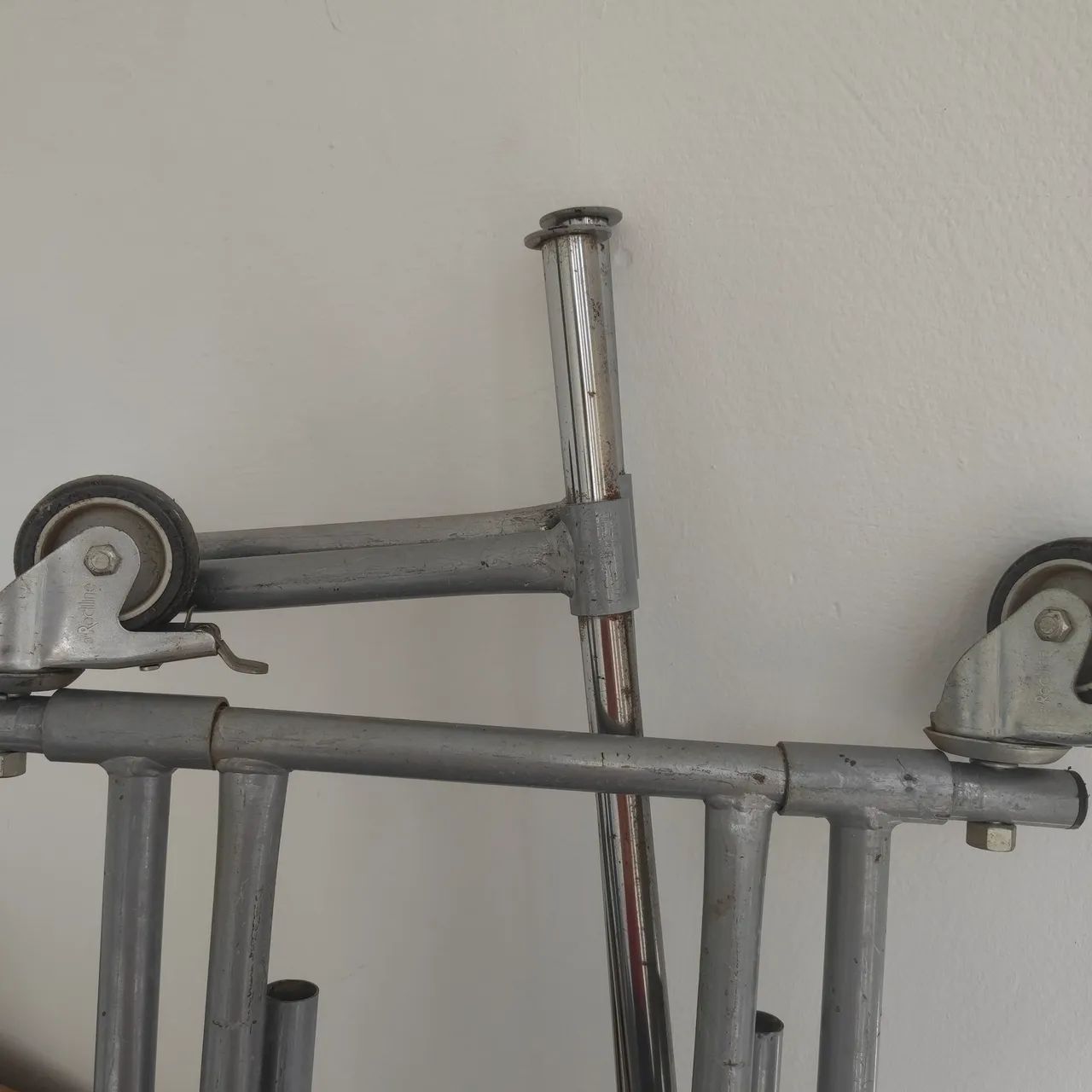 Arara inox com rodinhas  firmes dupla - Foto 4